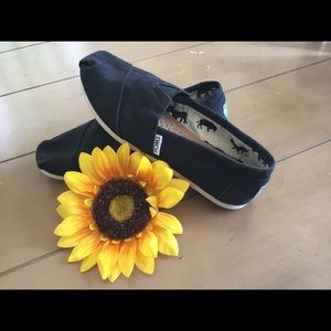 Black TOMS